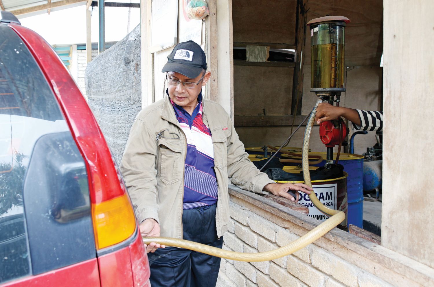 Penduduk Dabong nikmati minyak RM1.99 seliter