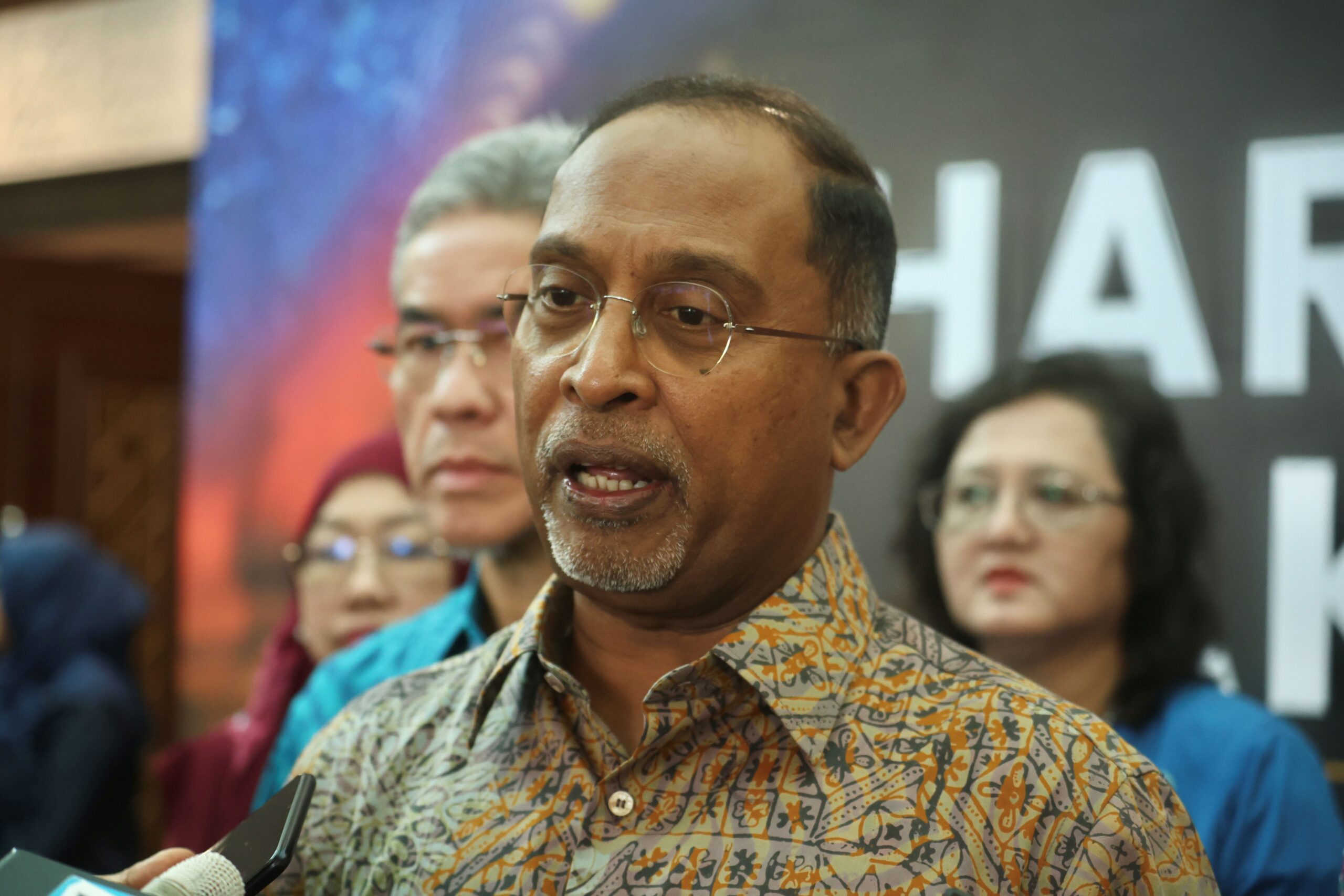 Pengecualian yuran pengajian kepada pelajar kurang mampu