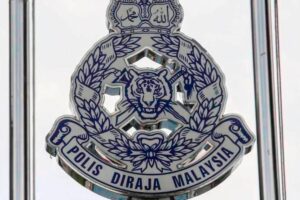 Penunggang basikal maut terjatuh dari jejantas ke landasan kereta api