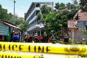 Penyelamat keluarkan 5 mangsa terselamat dalam runtuhan bangunan sekolah di Jawa Timur