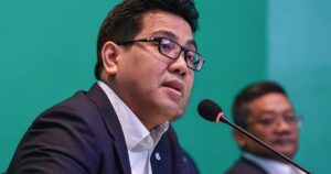 Petronas CEO says sorry for taking part in F1 champagne shower