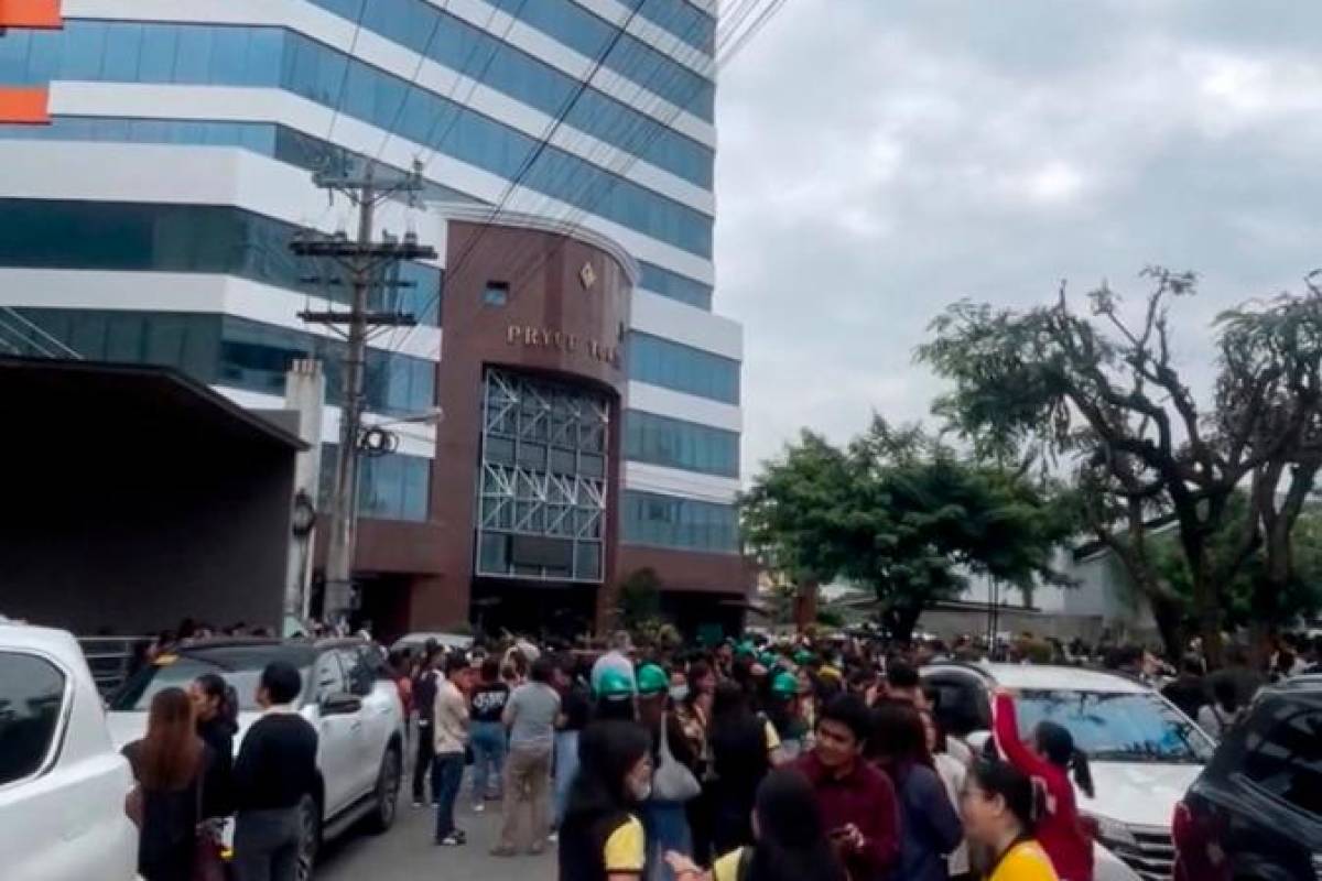 Powerful 7.4 magnitude earthquake strikes off southern Philippines, tsunami warnings issued