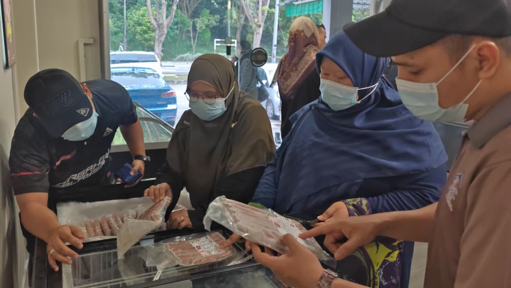 Premis daging import guna perkataan halal diserbu