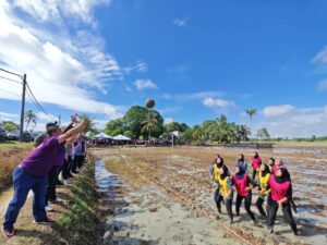 Raja Muda Perlis bersama rakyat dalam Sukan Bendang di Pauh