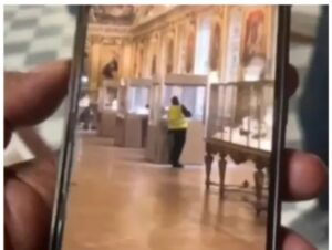 Rakaman telefon bimbit papar detik perompak larikan barang kemas di Muzium Louvre