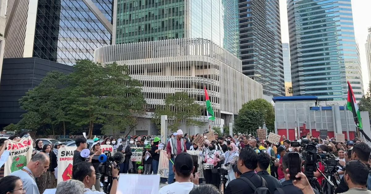 Second anti-Trump rally draws bigger crowd