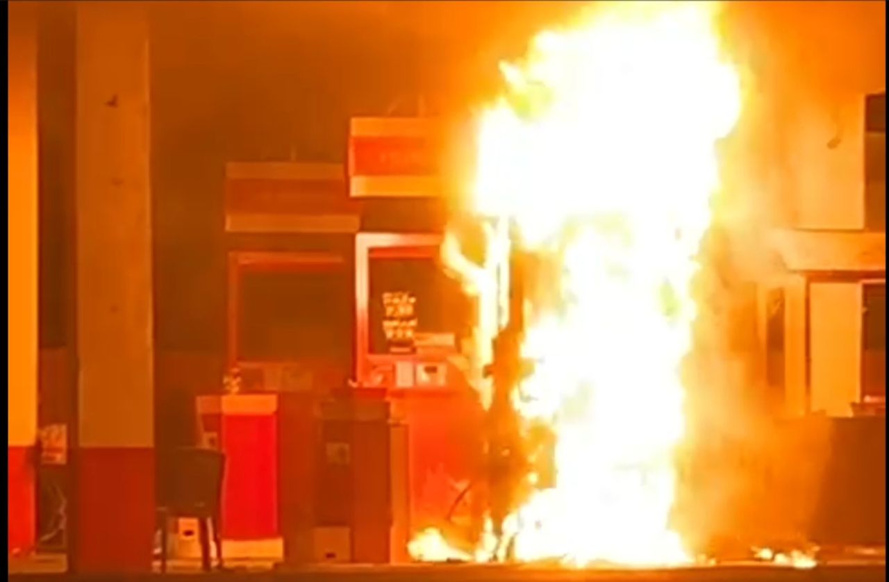 Sejam padam kebakaran pam minyak