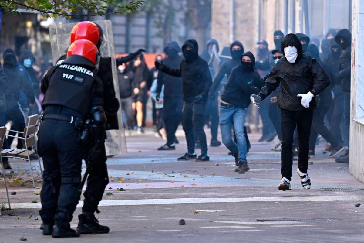 Spain arrests 17 after fascist rally clashes in Vitoria