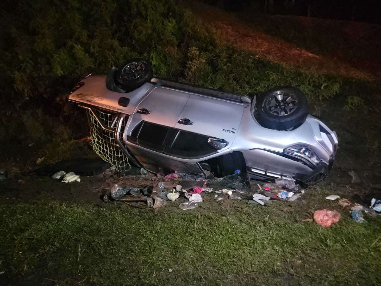 Suami isteri maut, empat cedera Toyota Hilux terbabas di Lebuh Raya Pantai Timur