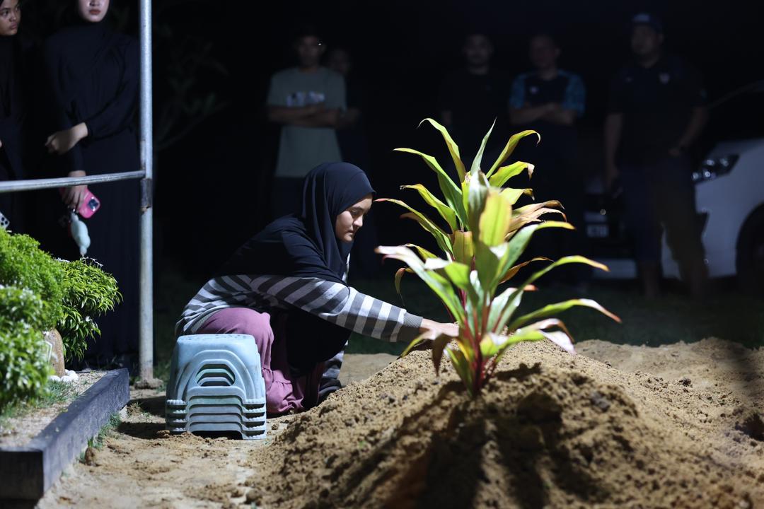 Suasana pilu iringi pengebumian jenazah kanak-kanak maut dipukul dengan tukul