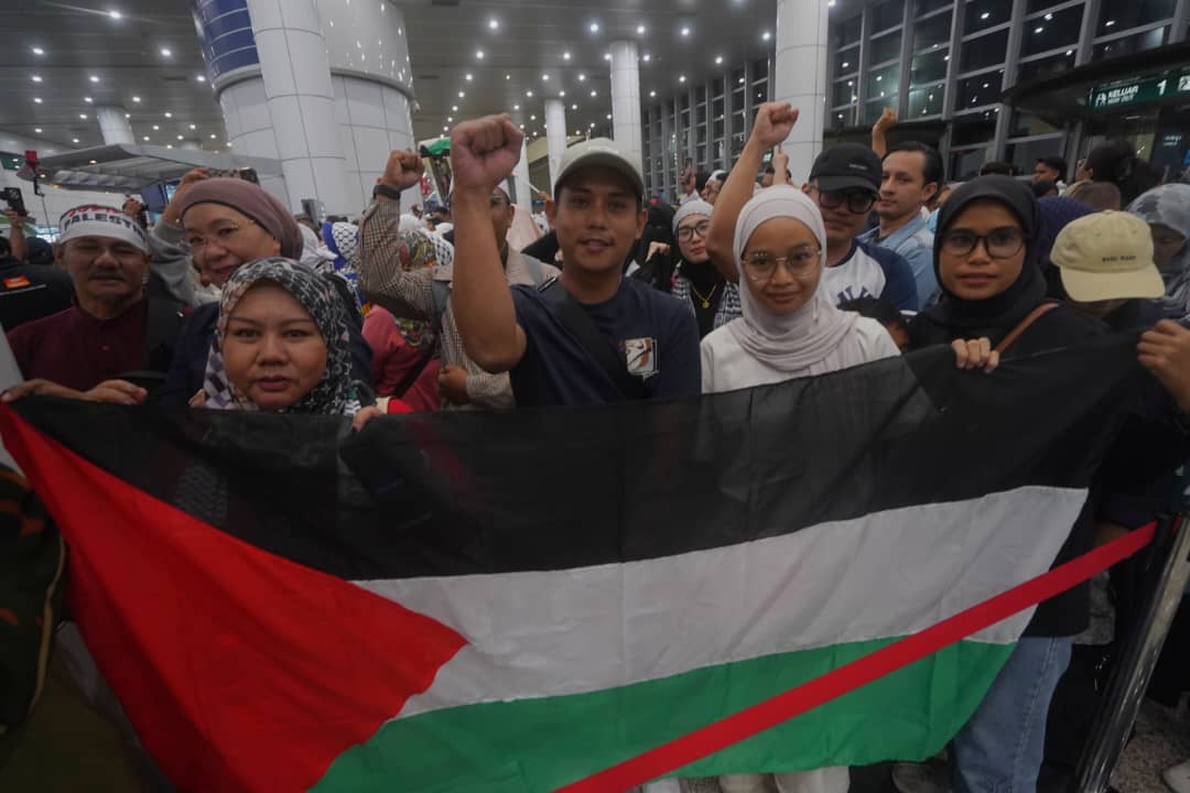Teriakan dan sorakan ‘Hidup Palestin’ dan ‘Hancur Netanyahu’ bergema di KLIA.