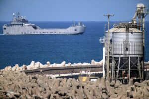 Tiga kapal flotila ditunda ke pelabuhan Israel
