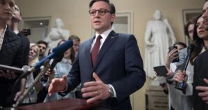 White House warns of chaos at US airports as shutdown drags