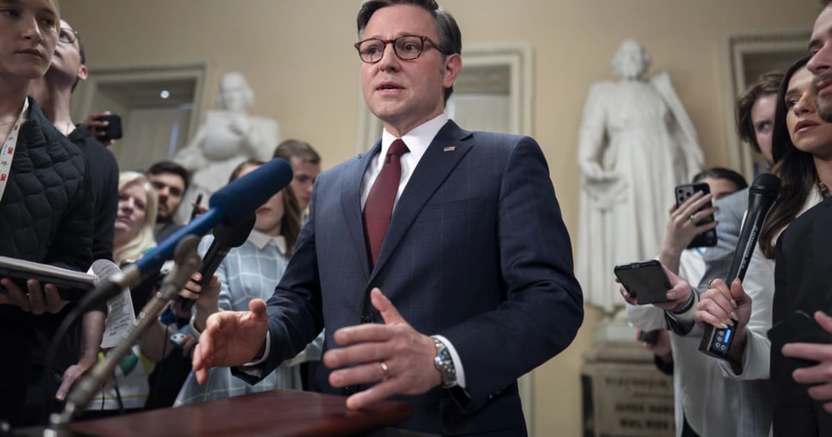 White House warns of chaos at US airports as shutdown drags