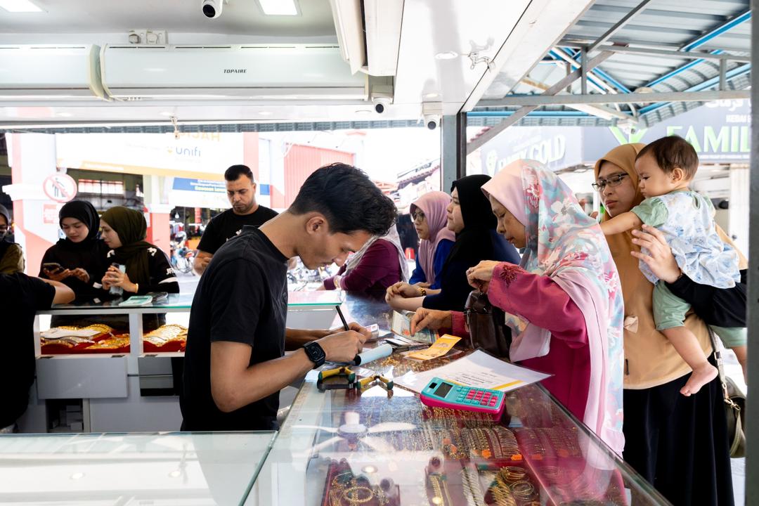 ‘Mek Kelate’ tetap beli emas walau harga RM591 segram