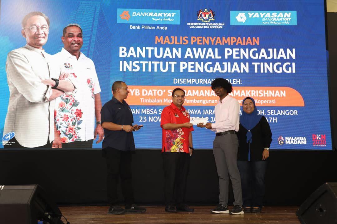 130 Sungai Buloh students receive over RM50,000 in study aid