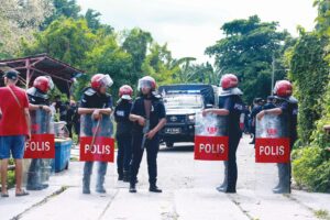 14 ahli NGO ditahan halang tugas penjawat awam