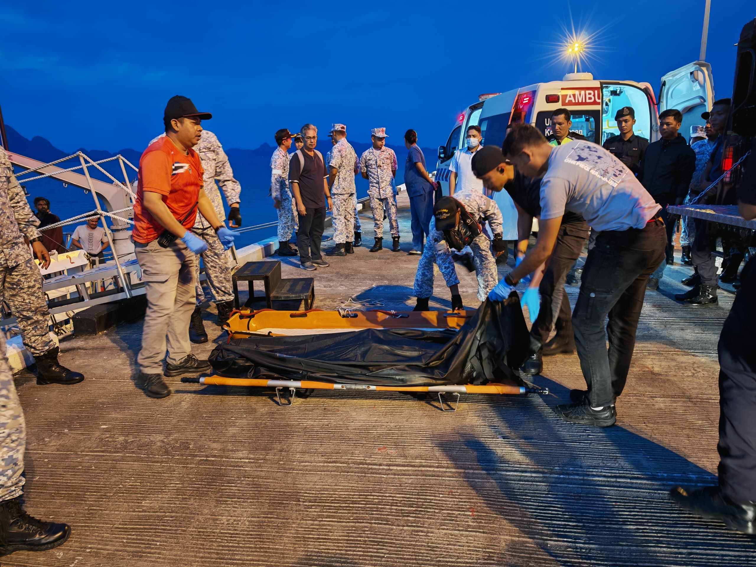 18 selamat, seorang maut bot karam di Pulau Perak