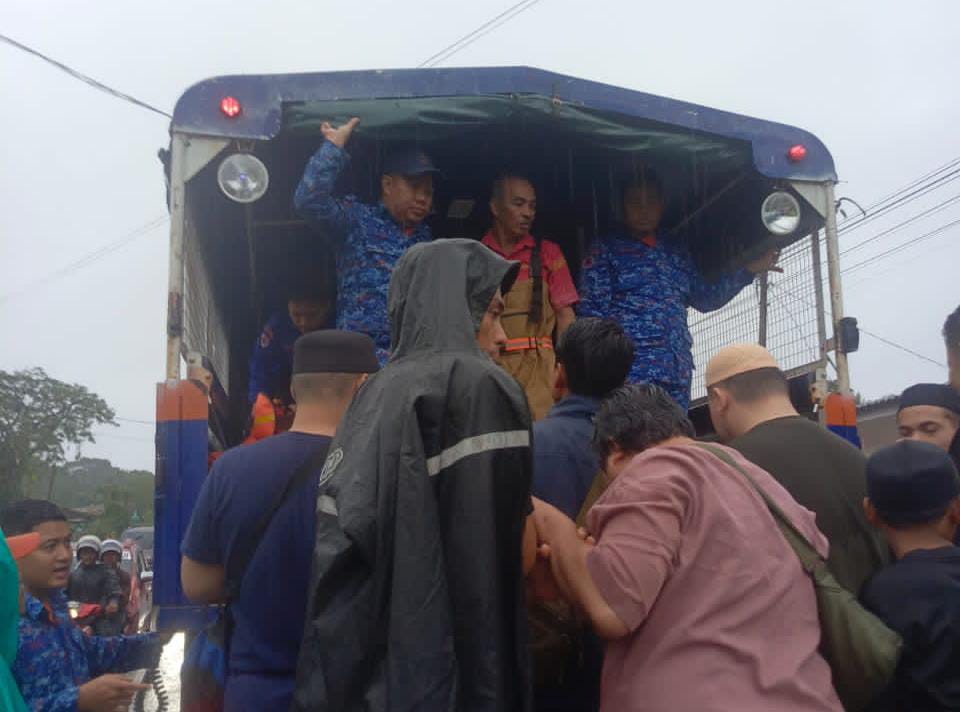 APM redah banjir sedalam satu meter bantu kebumi jenazah warga emas