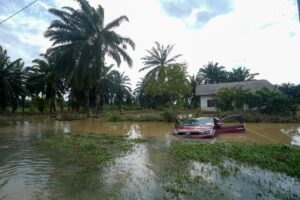 Anggota polis dihanyutkan air deras ditemukan lemas