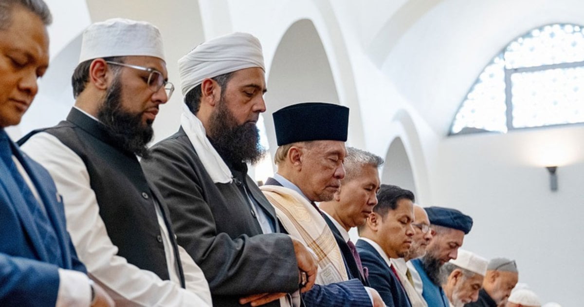 Anwar joins Muslims in Johannesburg for Friday prayers