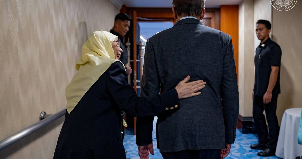 Anwar pays tribute to wife on return to work