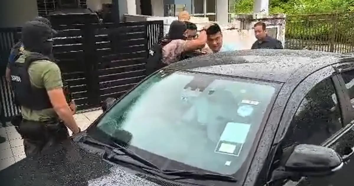 Azam denies MACC officials pointed weapon at Tei during arrest