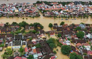 Banjir di Vietnam ragut 40 nyawa ketika Taufan Kalmaegi makin hampir