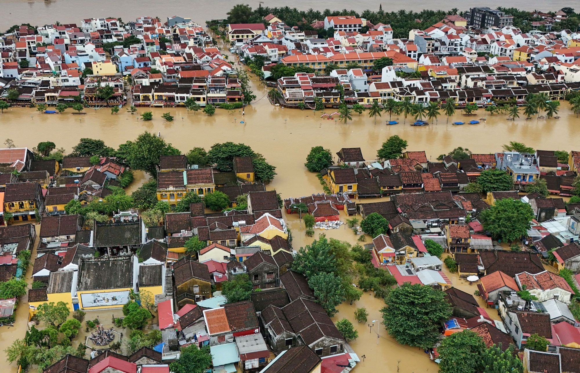 Banjir di Vietnam ragut 40 nyawa ketika Taufan Kalmaegi makin hampir