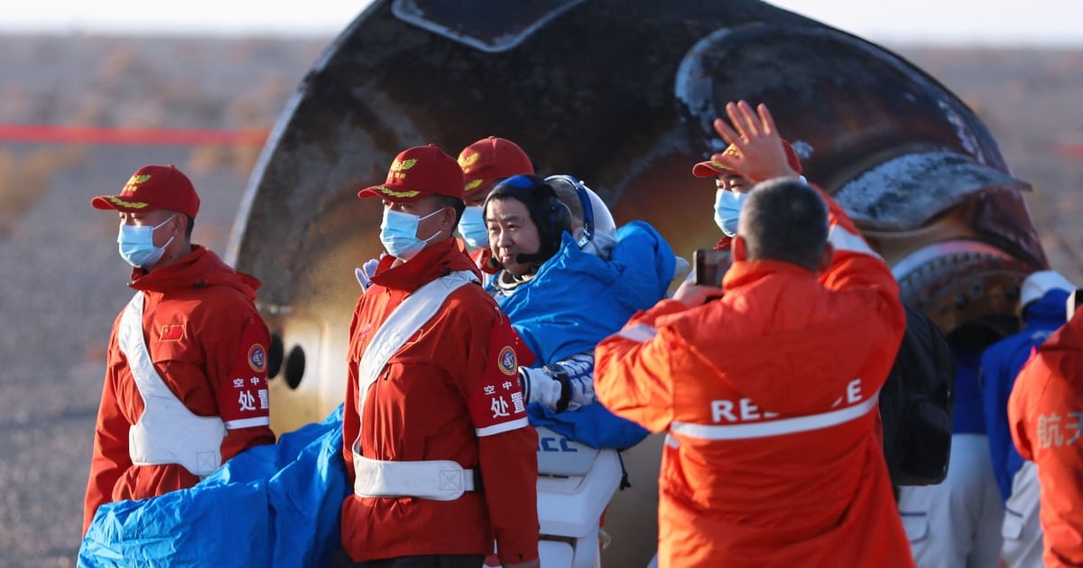 Chinese astronauts return to Earth after vessel damaged by space debris