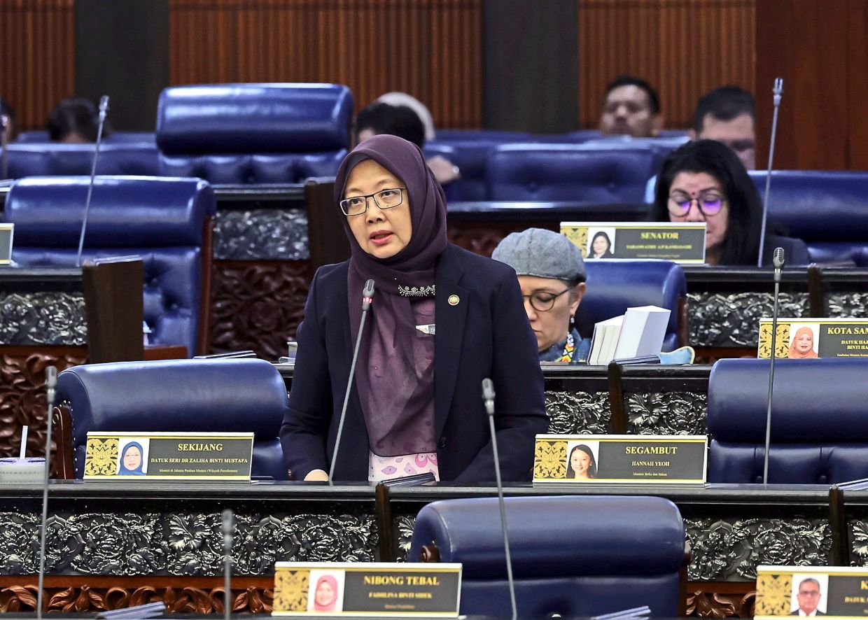 Civil service 1.3 million strong as of September, Dewan Rakyat told