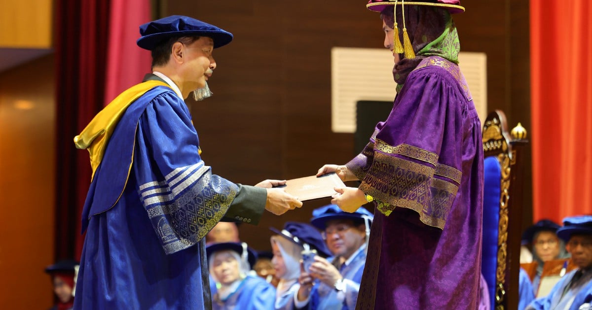 Dr Noor Hisham receives hononary doctorate in medical sciences at USIM 23rd convocation