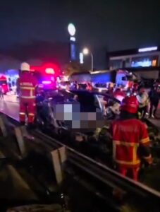 Dua maut dalam kemalangan libatkan MPV, lori bawa muatan buah