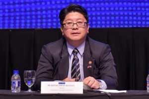 Ewon Benedick letak jawatan Menteri