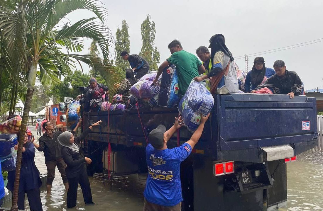 Fathul Bari agih 300 unit toto, barangan asas bantu mangsa banjir