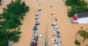 Floods: Malaysian tow trucks allowed into Thailand to recover stranded vehicles