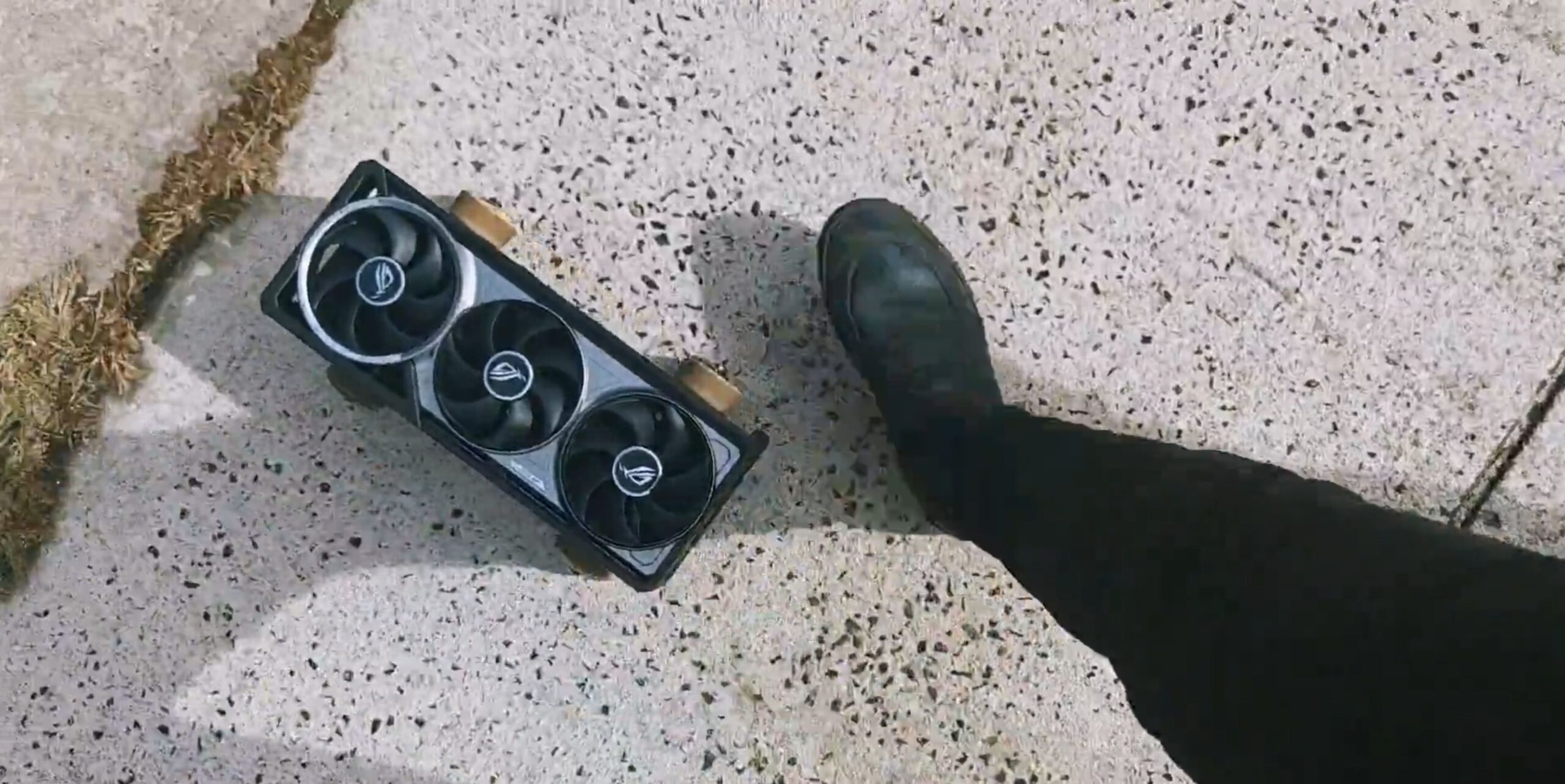 Gamer Transforms ASUS ROG Astral RTX 5080 Into A Skateboard
