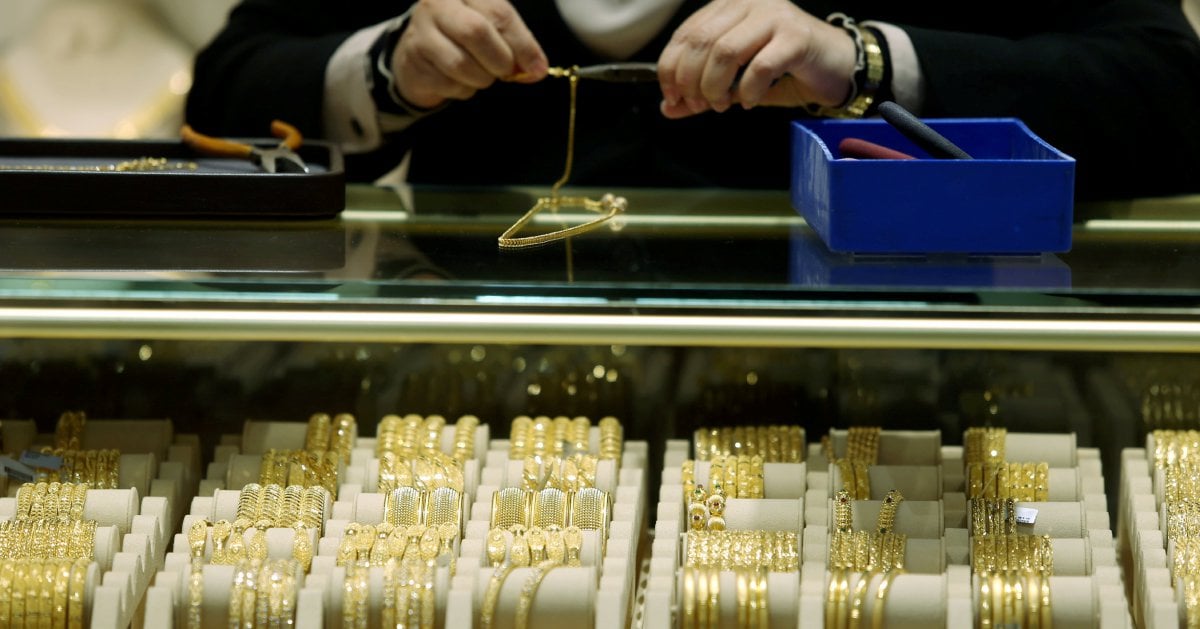 Gold gains with traders awaiting US data for fresh Fed cues