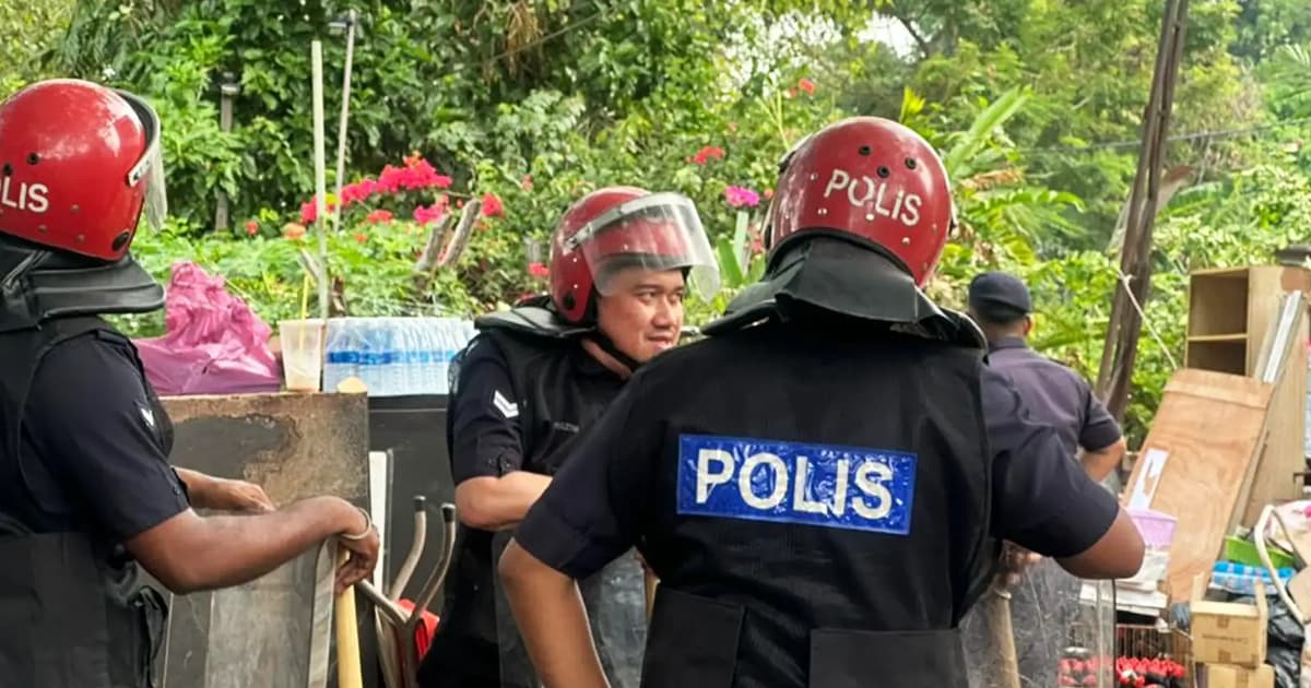 Heavy police presence at Kg Jalan Papan as demolition works begin