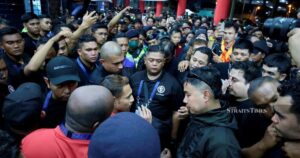 Hundreds of angry Selangor fans stage protest outside MBPJ Stadium