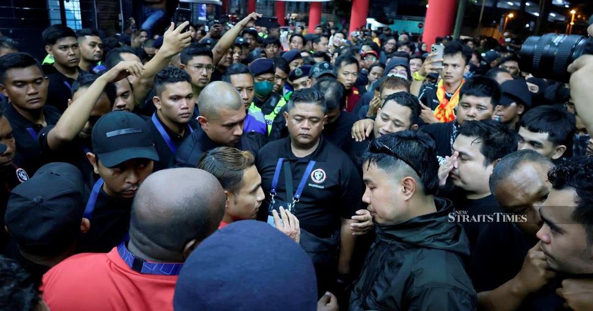 Hundreds of angry Selangor fans stage protest outside MBPJ Stadium