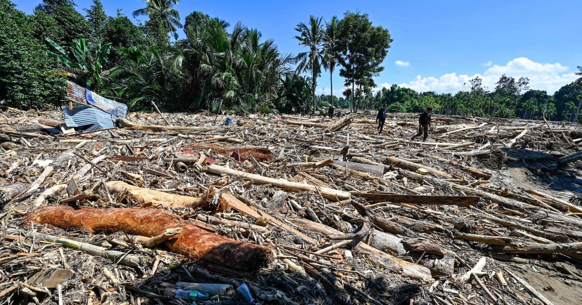 Indonesians pick up the pieces after floods ravage island