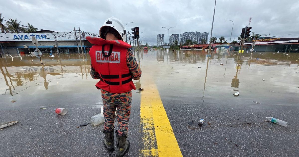 Jalan Bukit Cherakah-Jalan Kuala Selangor junction flooded
