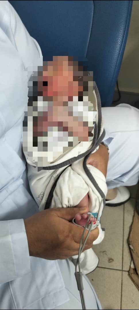 Jumpa bayi baru lahir lengkap bertali pusat di banglo dalam pembinaan