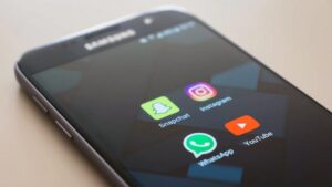 Kerajaan Tidak Akan Hukum Ibu Bapa Benarkan Anak Bawah 16 Tahun Guna Media Sosial