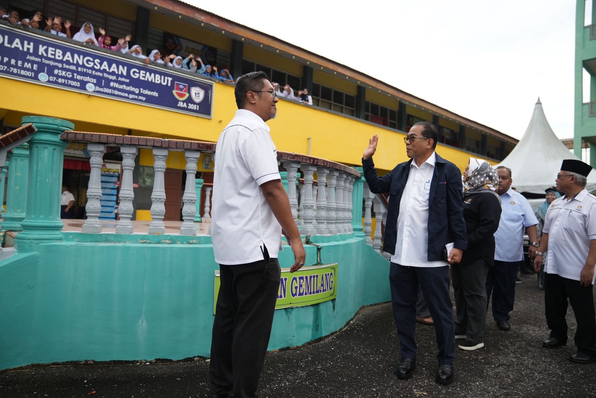 Khaled lancar program Sekolah Angkat Madani Mindef