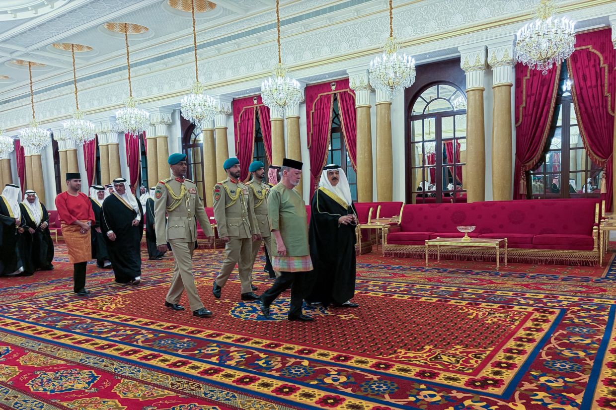 King of Bahrain hosts a state banquet for Sultan Ibrahim at Sakhir Palace