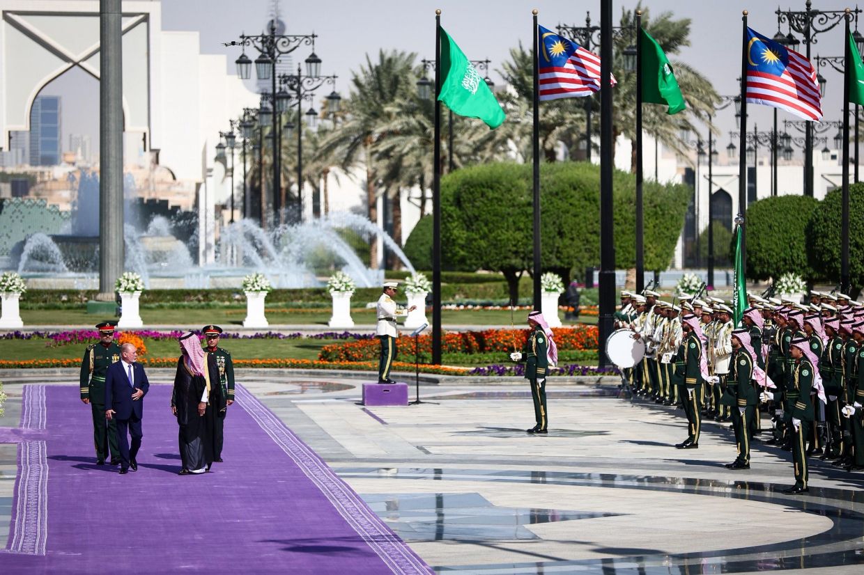 King of Malaysia accorded state welcome at Al-Yamamah Palace