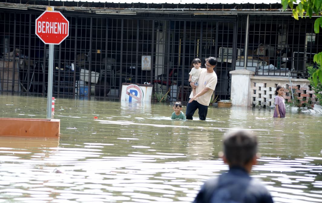 Lebih 100 rumah Kampung Pasir dinaiki air akibat pintu air sungai pecah
