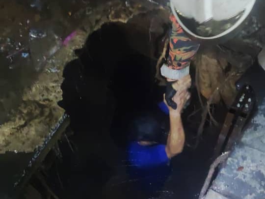 Lelaki cedera jatuh ke dalam tanah mendap